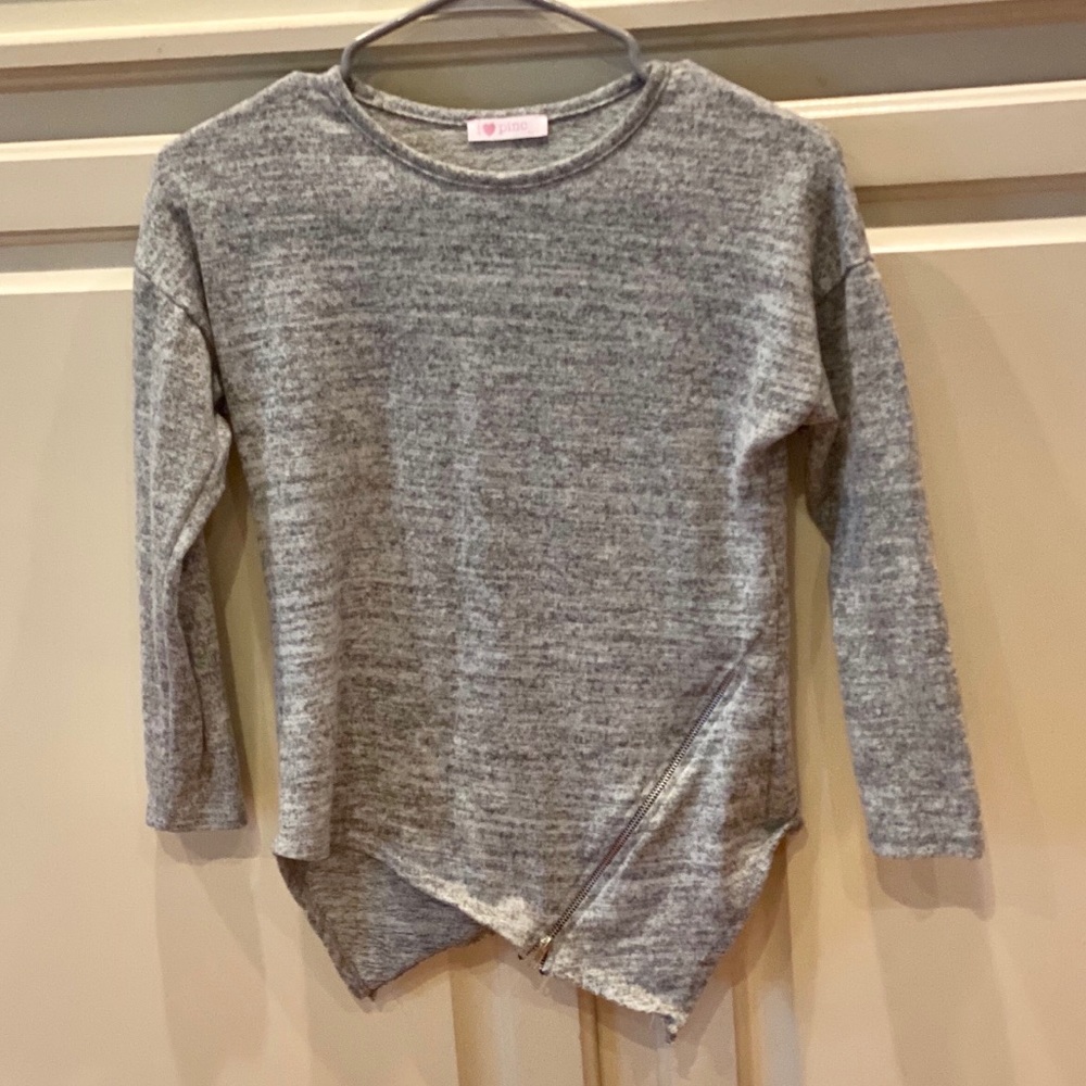 VGUC long sleeve top with adorable angles @ bottom
